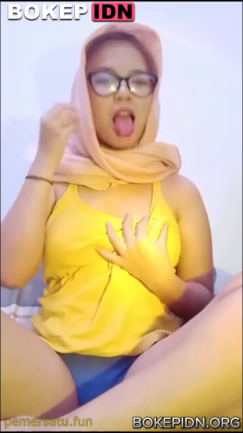 jilbab kacamata imut tobrut colmek sampai crot 